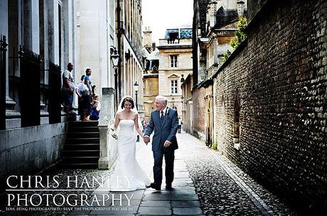 Trinity College Cambridge wedding by Chris Hanley Photography 28 Steph and her dad on the way to the wedding and enjoying the attention