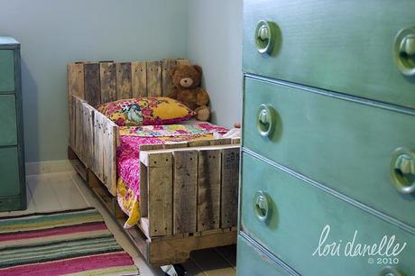 pallet bed Trash to Treasure: Re-Imagining Your Waste {Pallets}