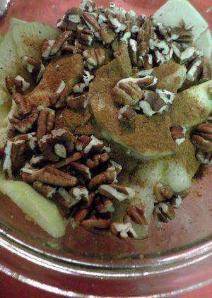 Autumnal apple bread - Add spices and nuts to apples
