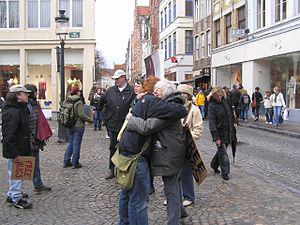 English: Never too old for 'FREE HUGS'; Brugge...