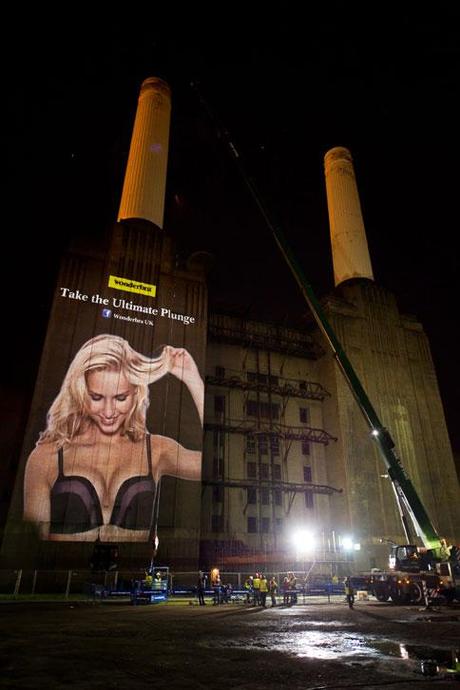 Wonderbra Ultimate Plunge Wonderbra Takes a Plunge