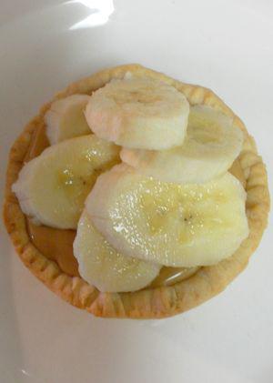 Banoffee pie - Top with sliced bananas