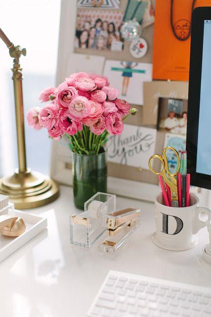 We love a white desk + pops of colors + fresh flowers. #sopretty #dreamdesk #dormify @dormify .