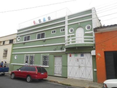 Backpacking in El Salvador: Top 10 Sights in Santa Ana Hostal Casa Verde - where you should stay.