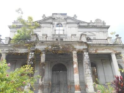 Backpacking in El Salvador: Top 10 Sights in Santa Ana Ruins at Parque Colon