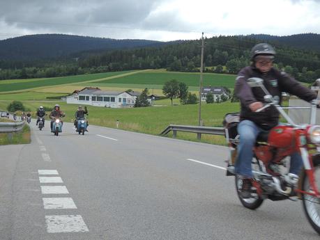 Grupillo de ciclomoteros a la altura de Ulrichsberg, Austria.
