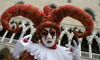 VISITANDO VENEZIA! A mask in St. Mark's square, with Palazzo Ducale in the background