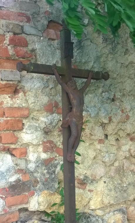 Humilde cruz de hierro en el cementerio, junto a la Iglesia.