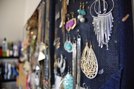 Confessions Of A Jewelry Hoarder | 5 Minute DIY Jewelry Organizer