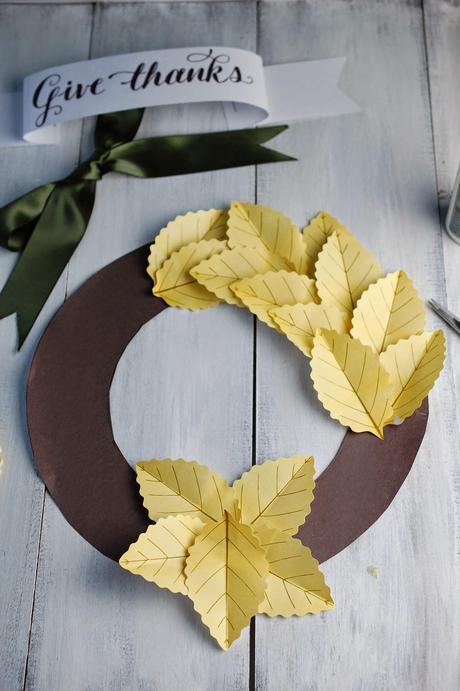 A paper leaf fall wreath tutorial using postit notes