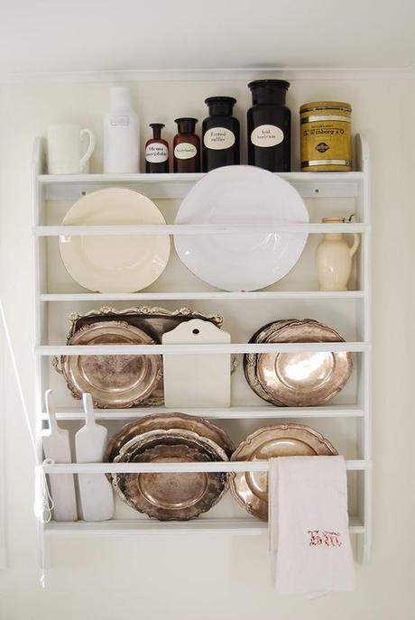 Rustic kitchen shelving inspiration Rustic kitchen shelving inspiration | Image via Biskopsgarden.
