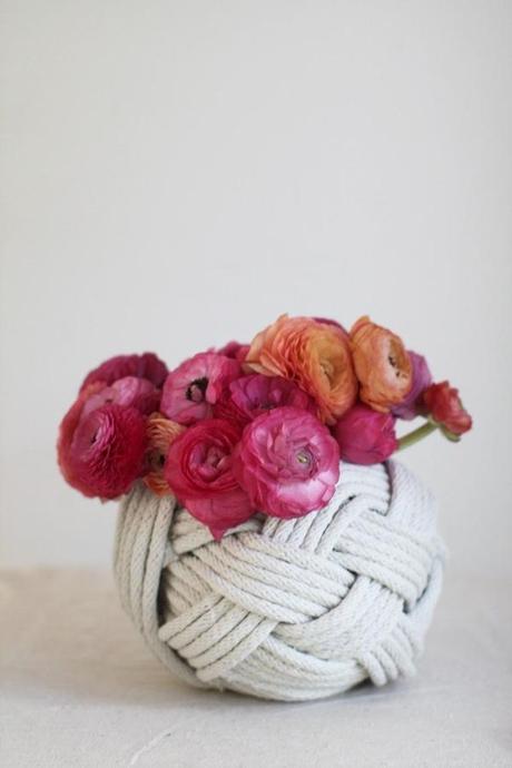 8 Easy ways to turn a glass vase into a stunning wedding centerpiece 8 Easy ways to turn a glass vase into a stunning wedding centerpiece