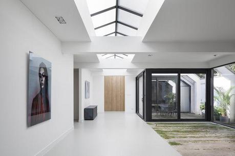 i29 Amsterdam Renovated Garage with enclosed patio and skylights