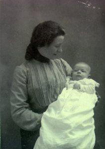 Belle Pauling with her infant son, Linus. 1901.