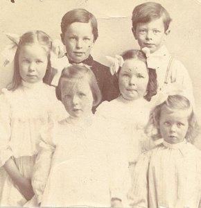 A group photo including the Pauling children: Pauline (front row left), Lucile (front row right) and Linus (back row right).