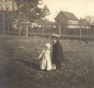 Linus Pauling with his sister Pauline, 1904.