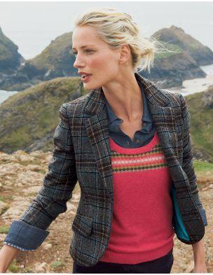 Another tweed jacket with a pop of pink underneath. Classic and beautiful.