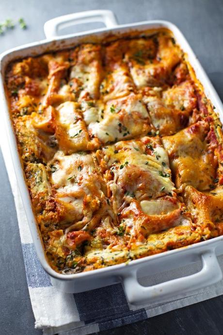 Skinny Spinach Lasagna - thick layers of sauce, noodles, ricotta, spinach, and Mozzarella - 250 calories. | pinchofyum.com