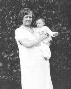 Belle with her grandson Linus Jr., 1925.