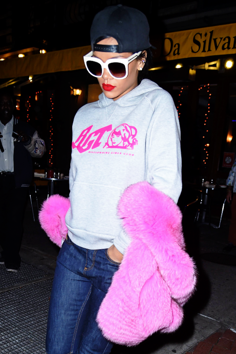 Rihanna Spotted Out & About In New York Rihanna Spotted Out & About In New York