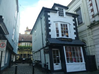Backpacking in England: Top 5 Sights in Windsor & Eton, Berkshire The Crooked House Pub in Windsor, Berkshire, England.