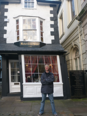 Backpacking in England: Top 5 Sights in Windsor & Eton, Berkshire crooked house pub windsor
