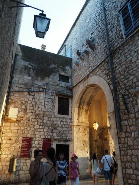 P8110712 ”世界の宝”　ドゥブログニク，城内の風景 / Dubrovnik, Thesaurum mundi, sight into the castle walls