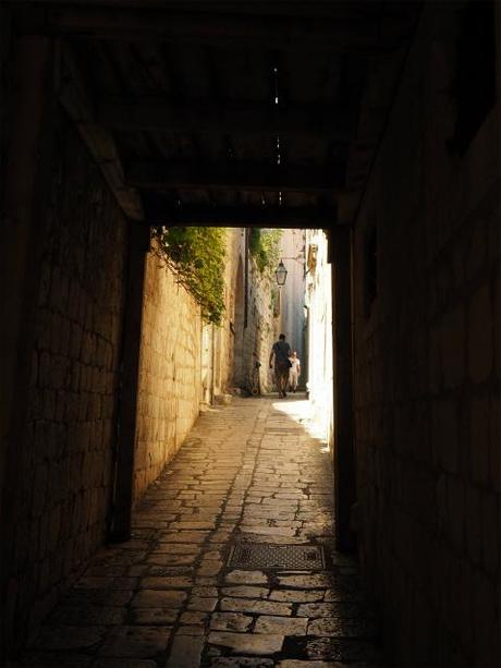 P8110824 ”世界の宝”　ドゥブログニク，城内の風景 / Dubrovnik, Thesaurum mundi, sight into the castle walls