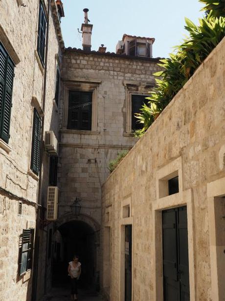 P8110810 ”世界の宝”　ドゥブログニク，城内の風景 / Dubrovnik, Thesaurum mundi, sight into the castle walls