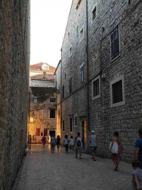 P8110711 ”世界の宝”　ドゥブログニク，城内の風景 / Dubrovnik, Thesaurum mundi, sight into the castle walls