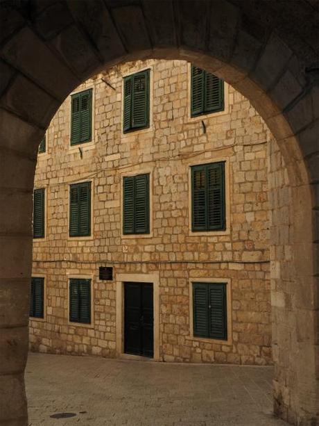 P8100588 ”世界の宝”　ドゥブログニク，城内の風景 / Dubrovnik, Thesaurum mundi, sight into the castle walls
