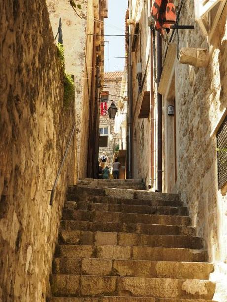 P8110843 ”世界の宝”　ドゥブログニク，城内の風景 / Dubrovnik, Thesaurum mundi, sight into the castle walls