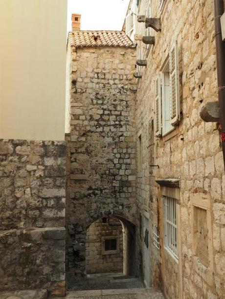 P8120912 ”世界の宝”　ドゥブログニク，城内の風景 / Dubrovnik, Thesaurum mundi, sight into the castle walls
