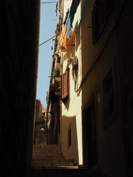 P8110854 ”世界の宝”　ドゥブログニク，城内の風景 / Dubrovnik, Thesaurum mundi, sight into the castle walls