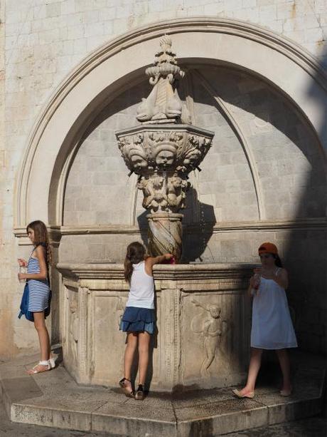 P8100407 ”世界の宝”　ドゥブログニク，城内の風景 / Dubrovnik, Thesaurum mundi, sight into the castle walls