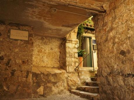 P8110838 ”世界の宝”　ドゥブログニク，城内の風景 / Dubrovnik, Thesaurum mundi, sight into the castle walls