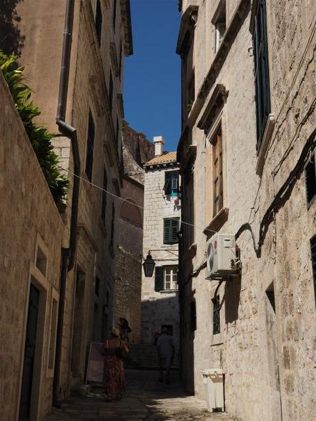 P8110809 ”世界の宝”　ドゥブログニク，城内の風景 / Dubrovnik, Thesaurum mundi, sight into the castle walls