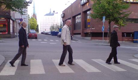 Con dos amigos en Tampere, estilo Abbey Road