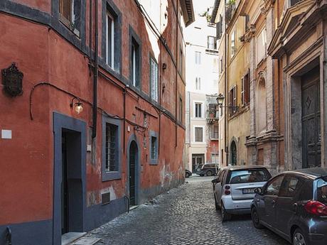 The Tiniest Home in Italy is Probably Smaller than the Smallest Room in Your House the-tiny-house-sits-in-an-alley-around-the-corner-from-castel-santangelo-and-st-peters-square-right-in-the-middle-of-rome
