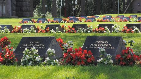 Lápidas en Varpaisjarvi, homenaje a los caídos en la SGM