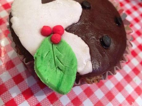 leaf and berries sprig on christmas pudding cupcake recipe
