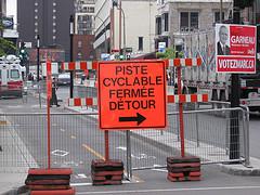 French language bicycle lane detour sign