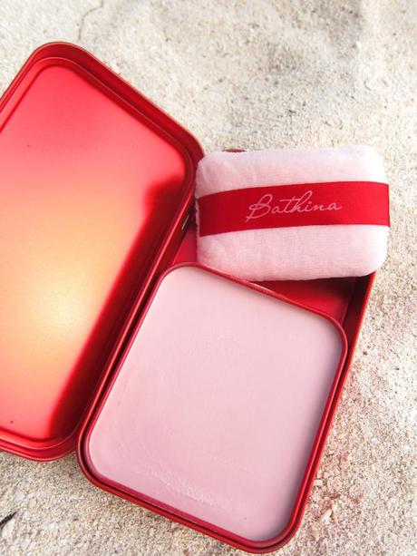 Benefit Bathina at the beach – Body Balm Highlighter with a Christmas-y scent