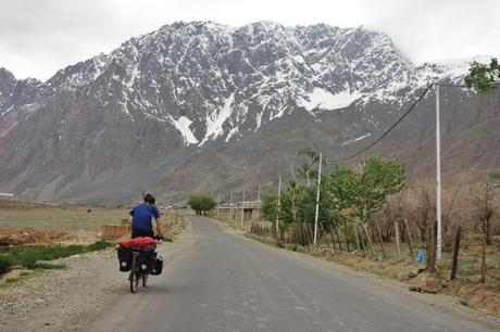 Cycling into Suru valley.