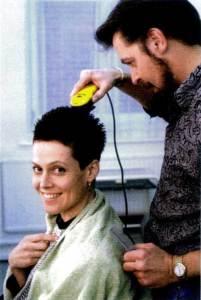 Sigourney-Weaver-shaving-her-head-for-Alien-3