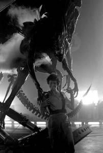 Sigourney-Weaver-and-the-Alien-Queen-on-the-set-of-Aliens
