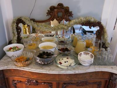 Staying at Cairn Bay Lodge, Bangor, Northern Ireland Fruit juice, fresh fruit, yoghurt.