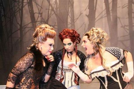 Odette (Rogeria), Madeleine (Marya Bravo) & Elvira (Gottscha)