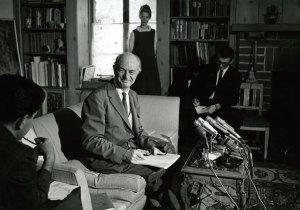 Pauling at his living room press conference, October 1963. Image credit: James McClanahan.