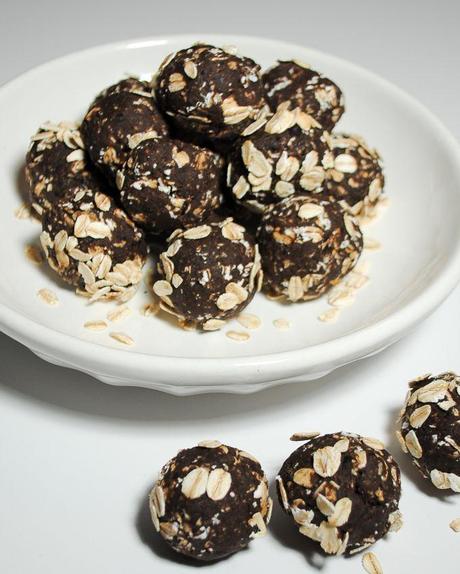 No Bake Energy Balls with Peanut Butter and Dark Chocolate